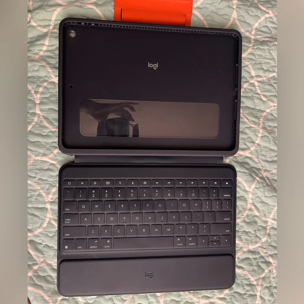 Apple 8th Gen Space Grey IPad w/ Logitech Keyboard Case & 1rst Gen Pencil